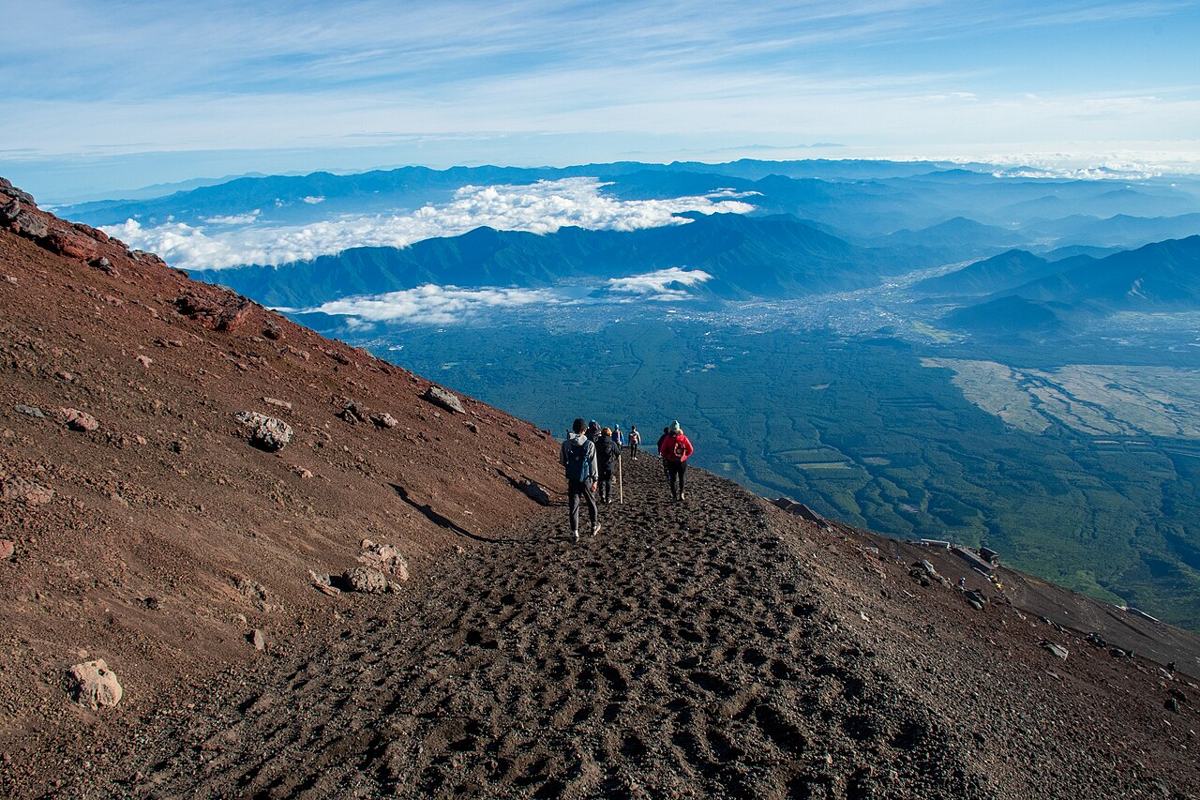 富士山の吉田ルートを下る登山者