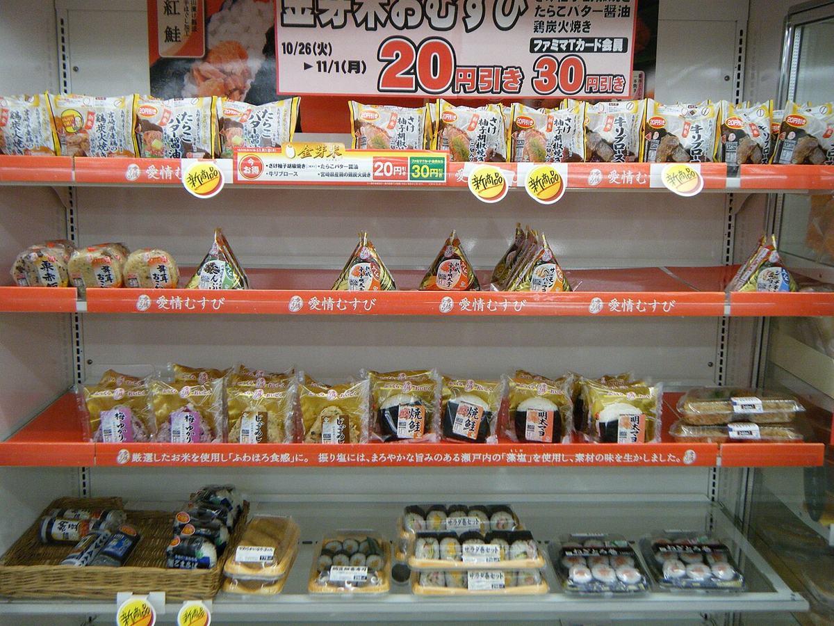 コンビニの棚に並ぶおにぎり