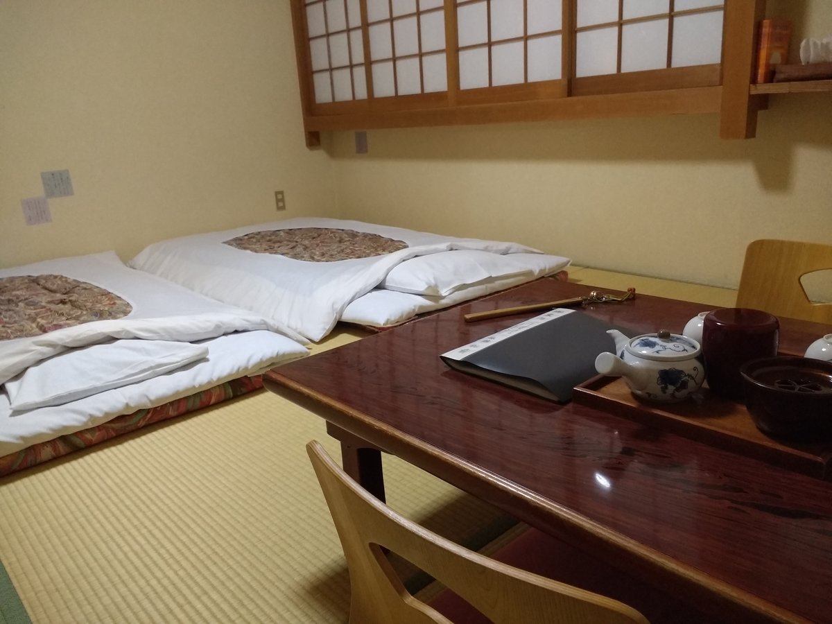 布団が敷かれた旅館の客室(奈良)