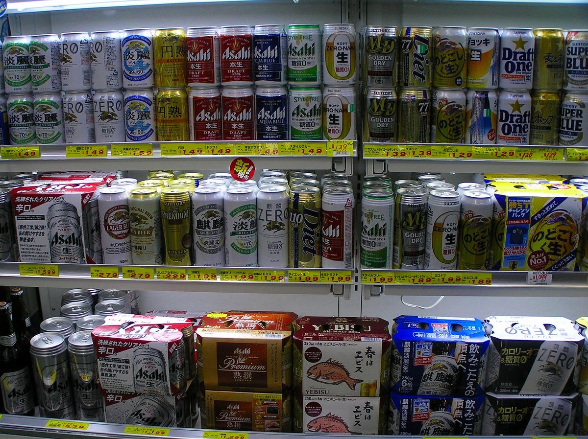 ディスカウントストアの棚に並ぶ、さまざまな缶ビールや発泡酒