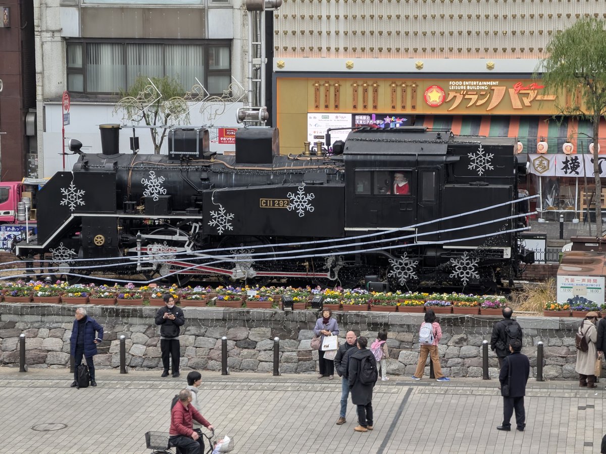 東京・新橋駅前のSL広場と、その前を行き交う人たち
