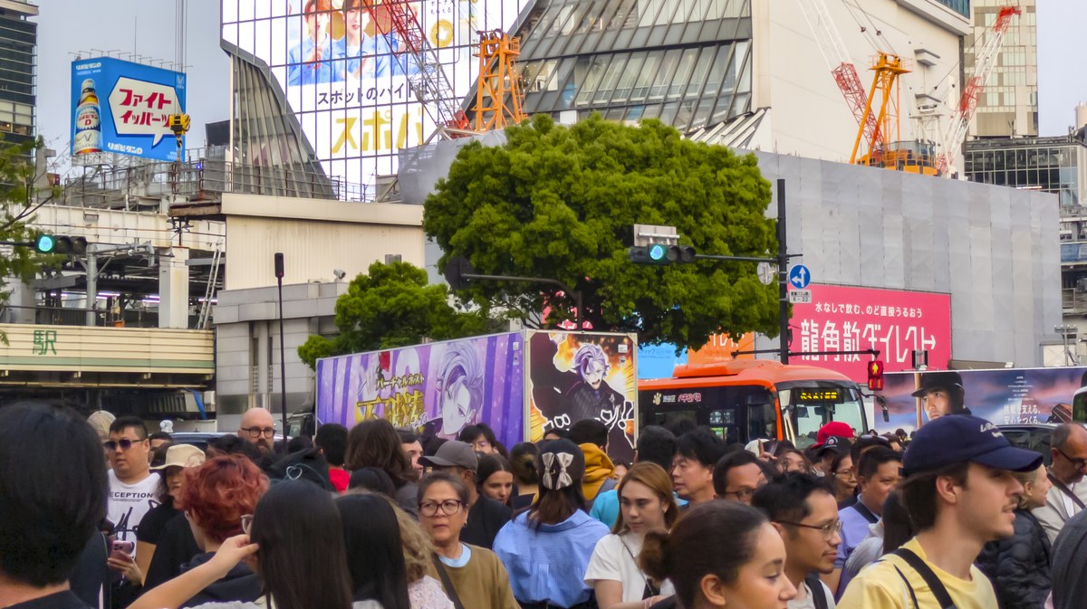 2025年の東京・渋谷のスクランブル交差点を渡る人々