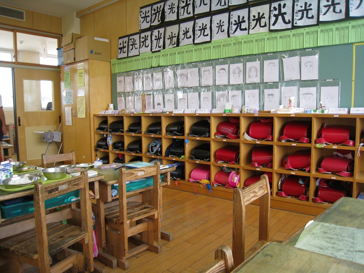 子どもたちが筆で書いた「光」の字が並ぶ小学校の教室