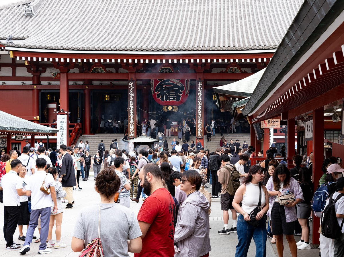 観光客で混み合う東京・浅草の浅草寺の境内