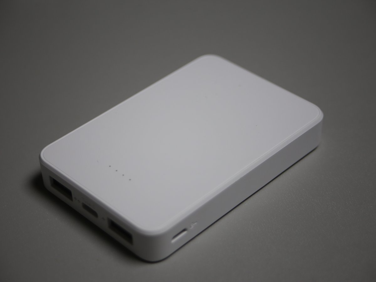 白いプラスチックのモバイルバッテリー