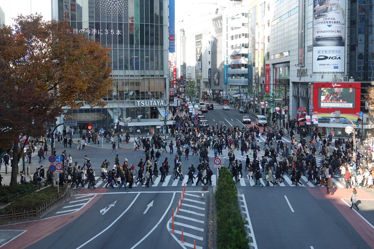 渋谷のスクランブル交差点を渡る人々