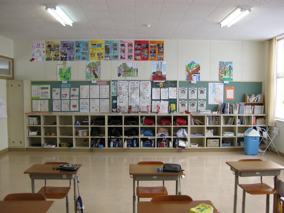 秋田県の小学校の教室。後ろのたなに、子どもたちのかばんが並んでいる