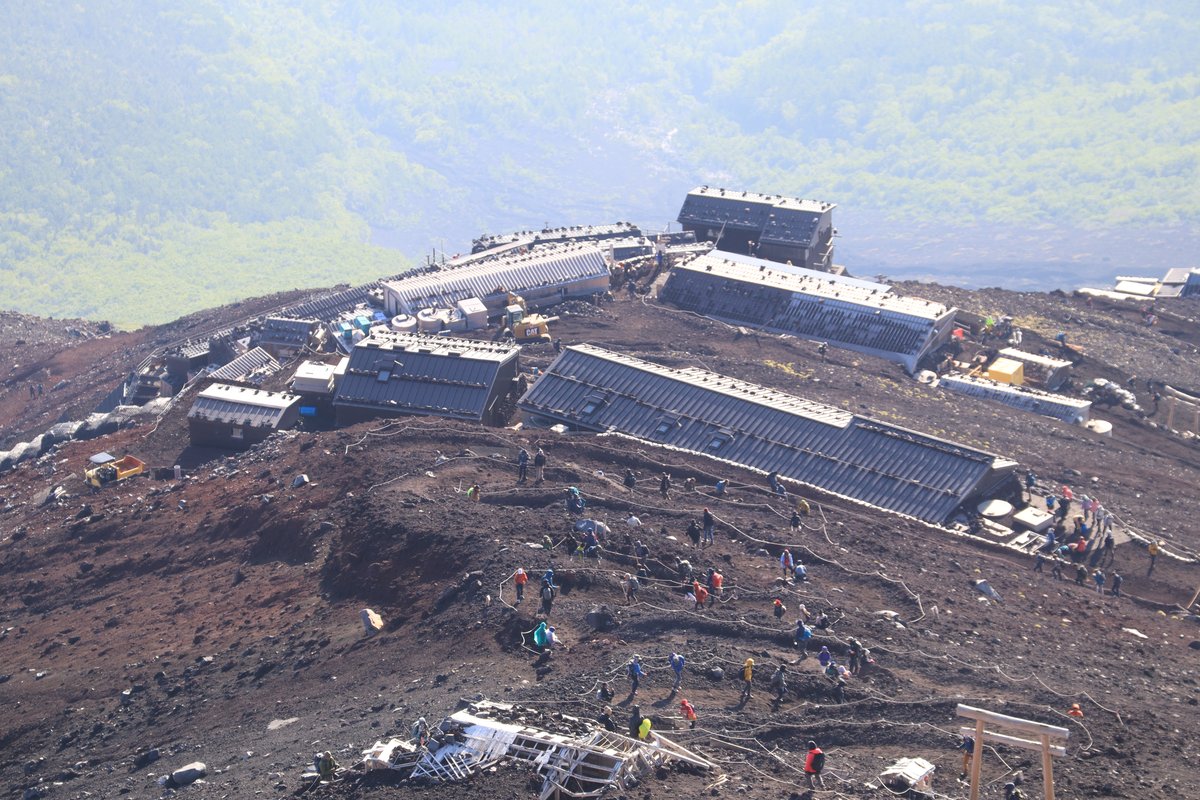 富士山の吉田ルートにならぶ山小屋と、山頂を目指して登る登山者たち