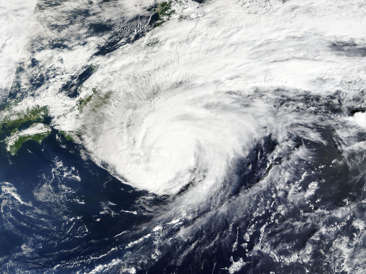 日本の近くの海上を進む台風(2025年10月の衛星画像)