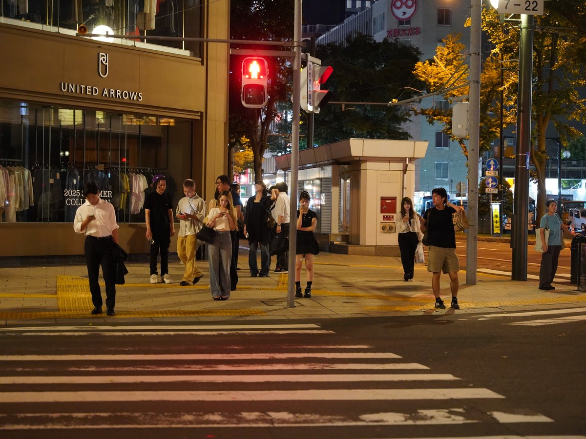 夕方、札幌の駅前通りの横断歩道で信号を待つ人たち