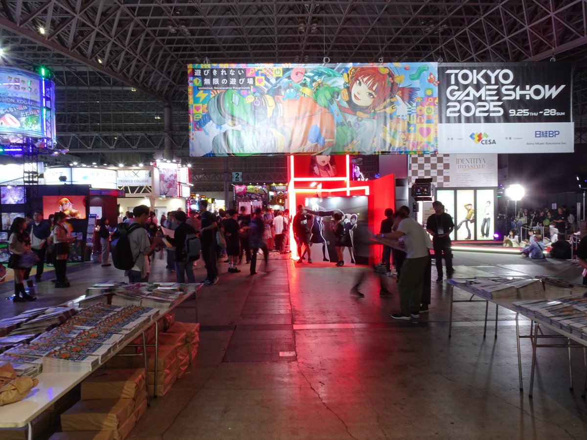 東京ゲームショウの会場の中を歩く人たち(2025年)