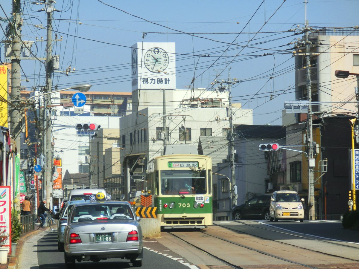 広島市の町にある「視力時計」と、路面電車