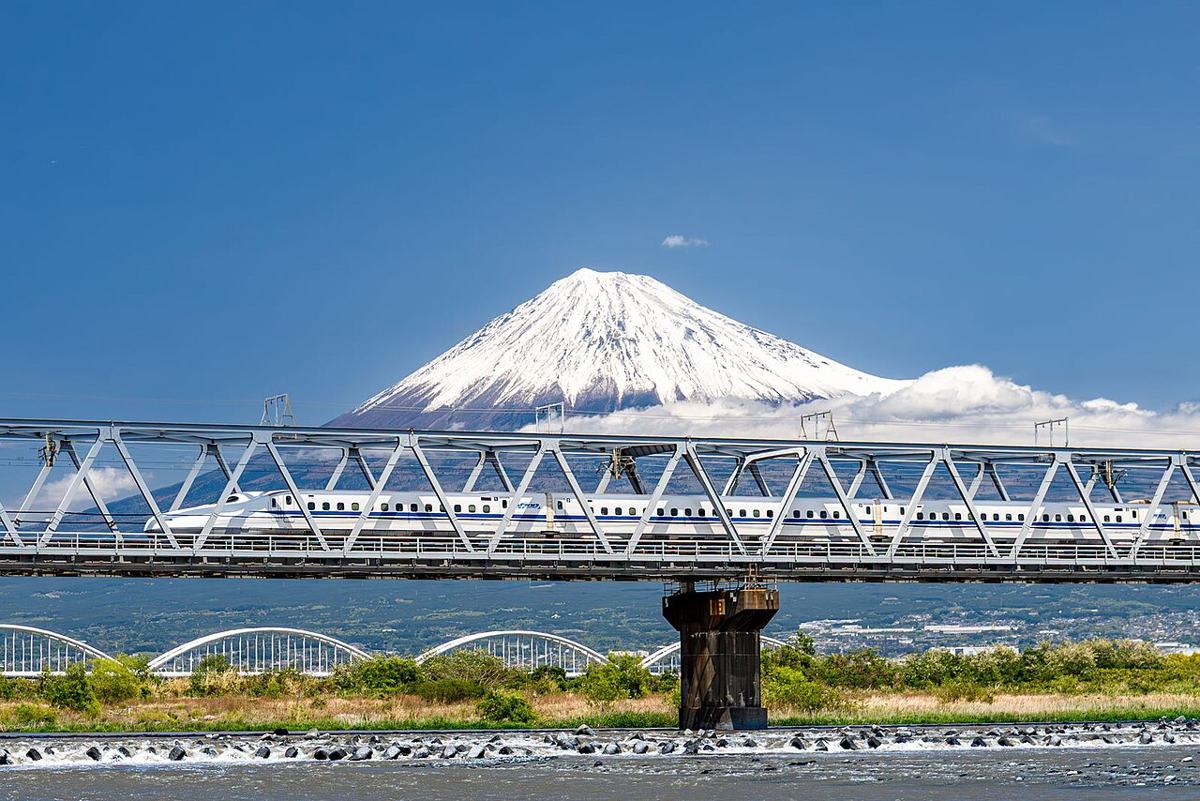 富士川の鉄橋を渡る東海道新幹線と富士山(2025年5月)